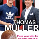 Auktion eines von Fußball-Star Thomas Müller signierten handgenähten Leder-Fußballes